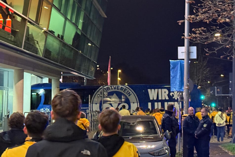 Gegen 19.07 Uhr fuhr der Gast aus Darmstadt vor - unter den Augen zahlreicher in Gelb gekleideter Dynamo-Fans.