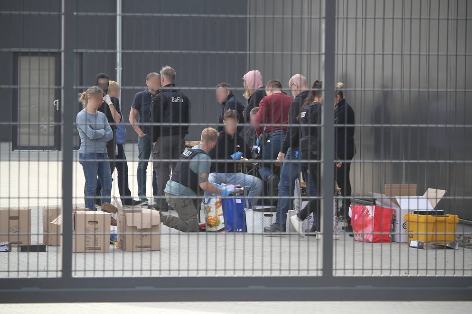 Der Geldwäscher-Bande wird vorgeworfen, Gelder in Millionenhöhe unterschlagen zu haben.