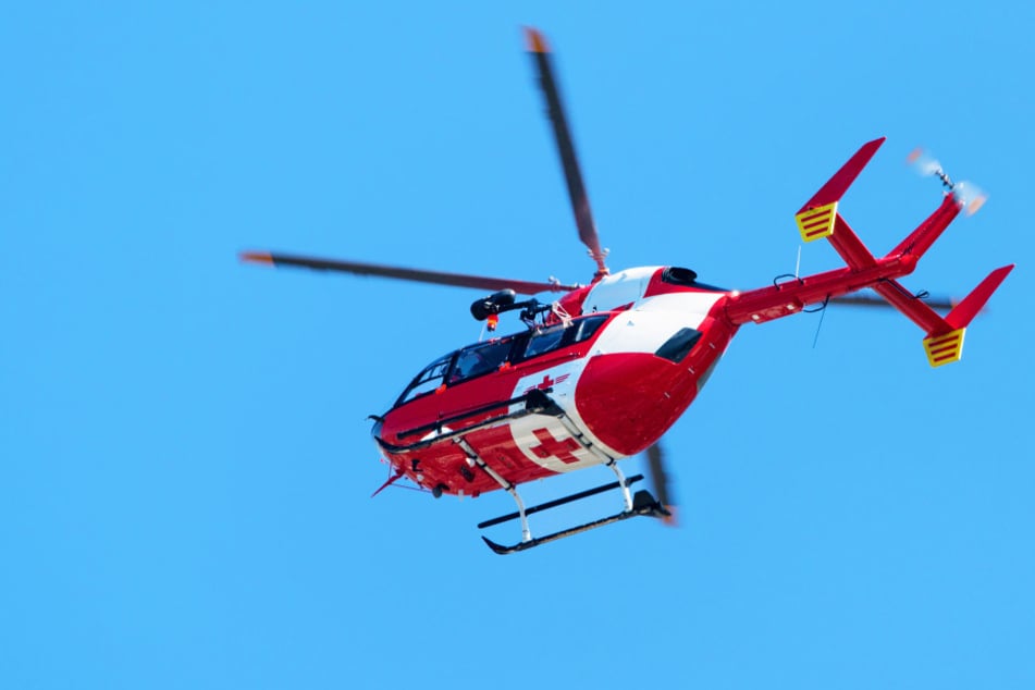 Nachdem Kollegen dem Mann zu Hilfe geeilt waren, wurde er mit einem Rettungshubschrauber in eine Klinik gebracht. (Symbolbild)
