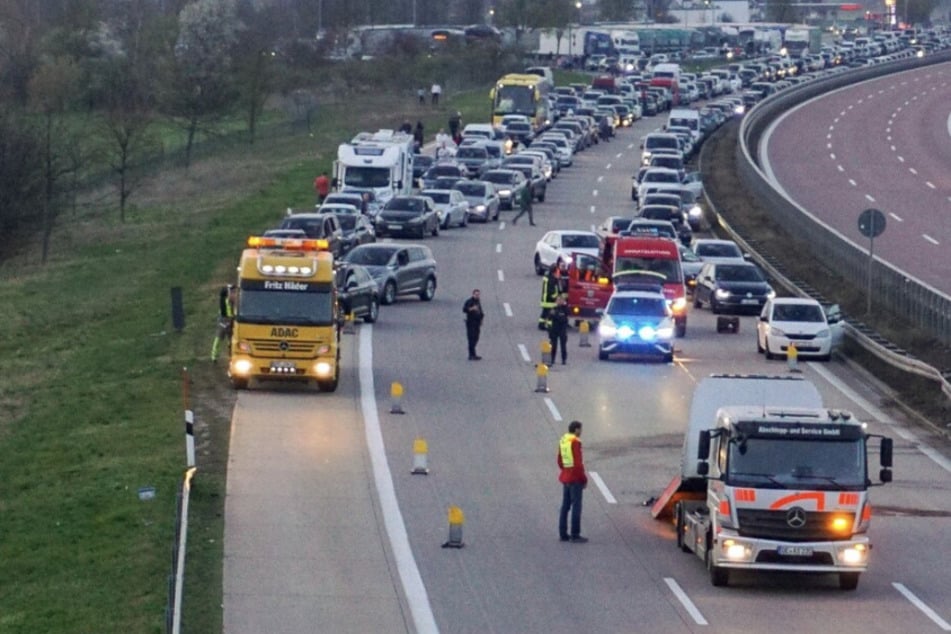Unfall A9: Zwei Verletzte bei Unfall: A9 in Richtung Leipzig am Ostersonntag dicht