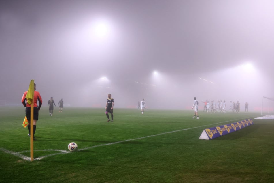 Das Spiel wurde zwischenzeitlich aufgrund des starken Nebels unterbrochen.