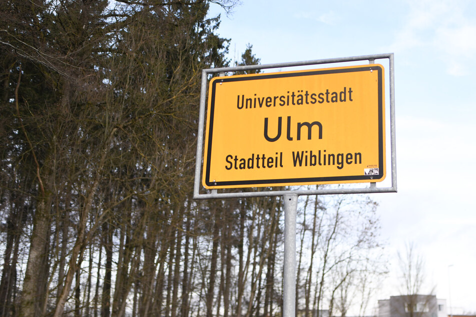 Die Ermittlungen zu den Hintergründen der Tat im baden-württembergischen Ulm laufen.