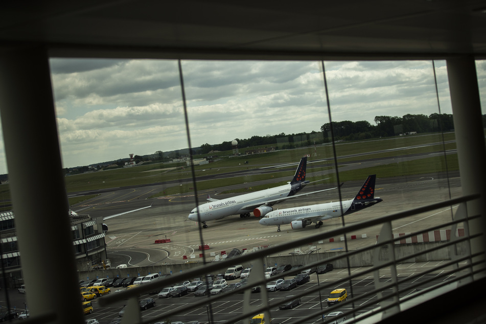 Flugzeuge von Brussels Airlines stehen auf dem Rollfeld des Brüsseler Flughafens. Hart getroffen von der Coronavirus-Krise, hat Brussels Airlines am Dienstag einen Kostensenkungsplan vorgestellt, der zu einem Abbau von 25 Prozent der Belegschaft führen wird.