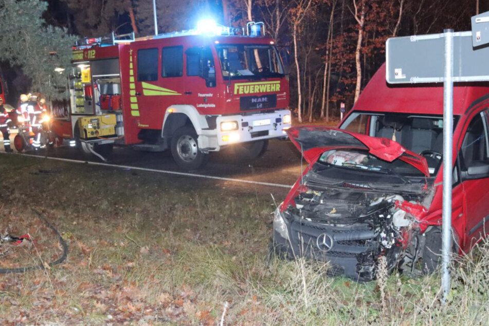 Heftiger Autocrash in Ludwigsfelde: Zwei Menschen schwer verletzt