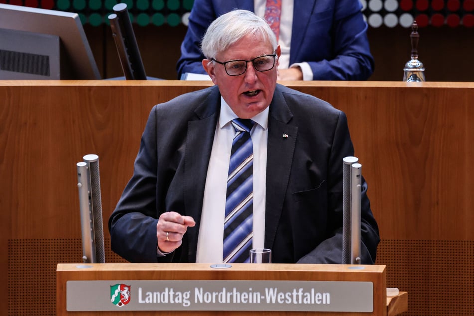 NRW-Gesundheitsminister Karl-Josef Laumann (68, CDU) hat im Landtag vor zu harten Sparmaßnahmen für die Kliniken gewarnt.