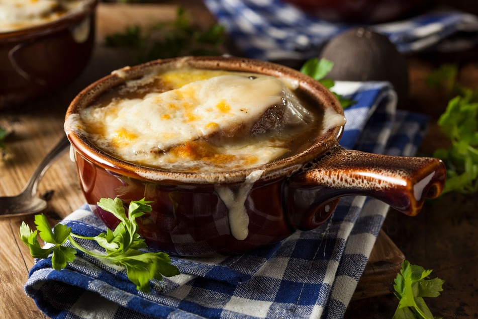 Nicht nur ein genüsslicher Anblick: Die französische Zwiebelsuppe überzeugt auf allen Ebenen unsere Sinne.