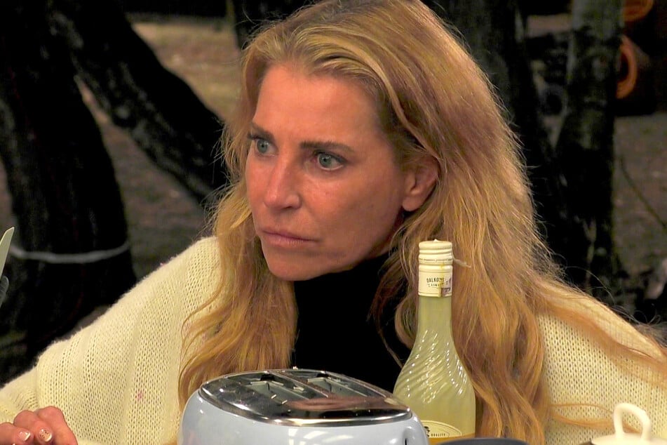 Giulia Siegel (50) fühlt sich von der "Rotzgöre" Pinar auf den Schlips getreten.