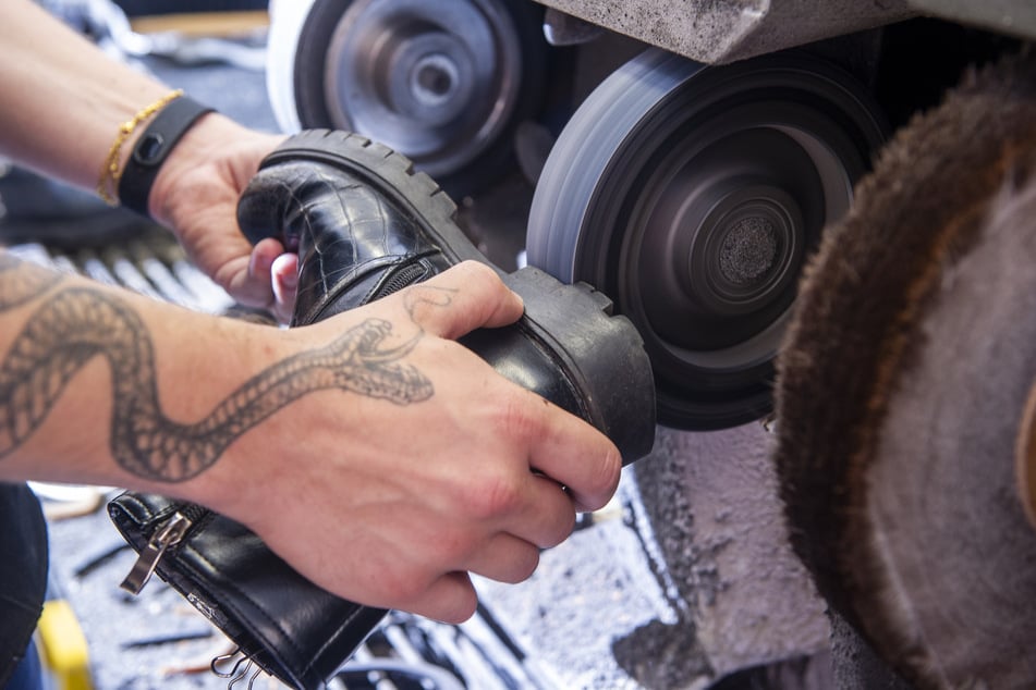 Zu den täglichen Arbeiten gehören Reparaturen von Absätzen.