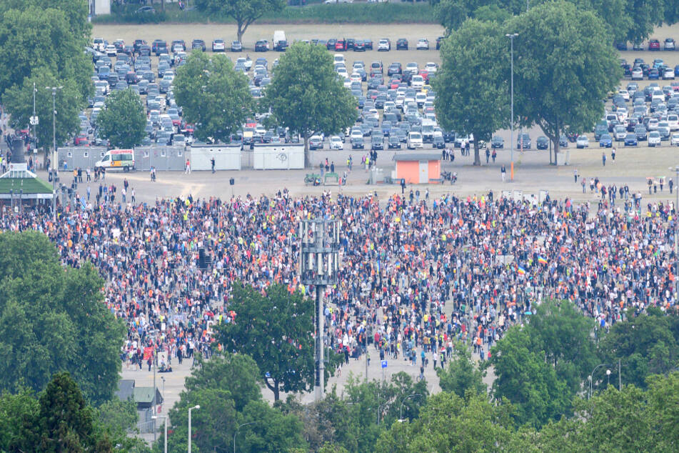 Teilnehmer der "Querdenken"-Demo am vergangenen Samstag auf dem Cannstatter Wasen.