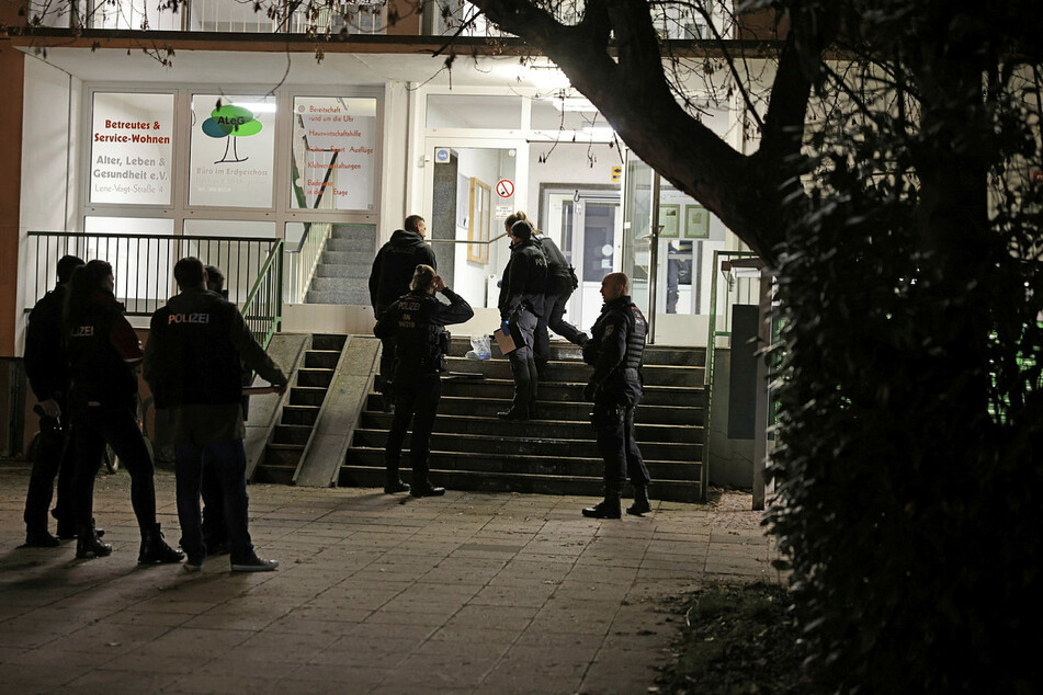 Nach der Entführung suchen Polizisten das Areal vor dem Leipziger Plattenbau nach Patronenhülsen und anderen Spuren ab.