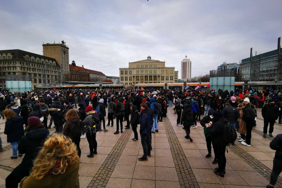 Auf dem Augustusplatz haben sich mehrere hundert Gegendemonstranten eingefunden.
