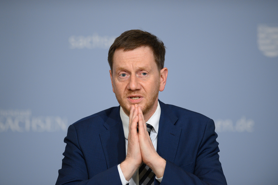 Wegen der Ausbreitung der britischen Virusvariante sei das Land in einer schwierigen Situation. "Viele Maßnahmen, die im vergangenen Jahr funktioniert haben, reichen derzeit nicht mehr, um tatsächlich die Infektionen unter Kontrolle zu halten" sagte Sachsens MP, Michael Kretschmer (45, CDU).