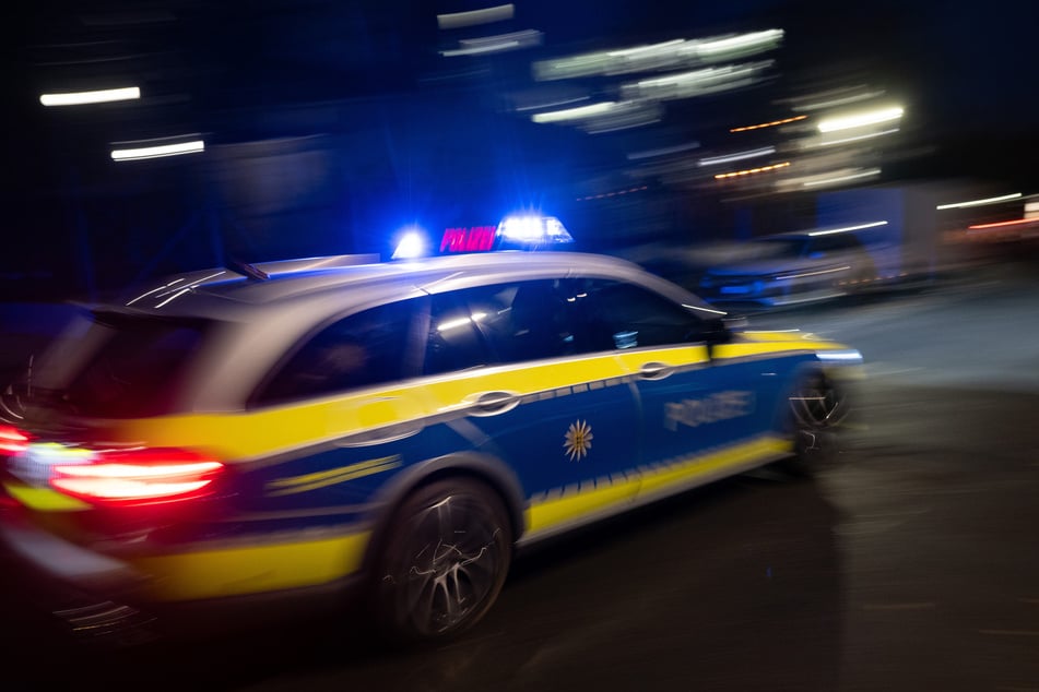 In Halle krachte am Donnerstag ein Wagen in parkende Autos und blieb auf dem Dach liegen - doch die Polizei fand niemanden mehr. (Symbolbild)