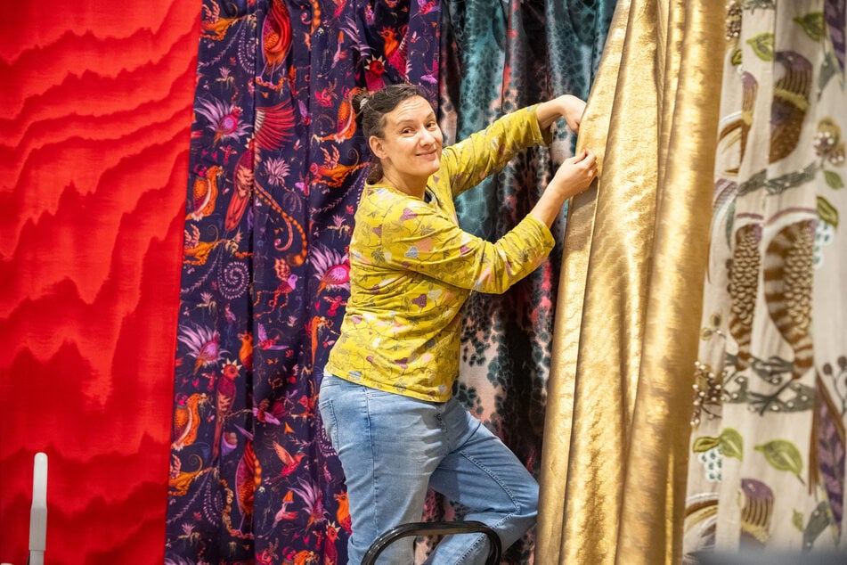 Raumausstatterin Antonia Schwarzmeier (39) zeigt den Besuchern, wie sie ihr Eigenheim gemütlich einrichten können.