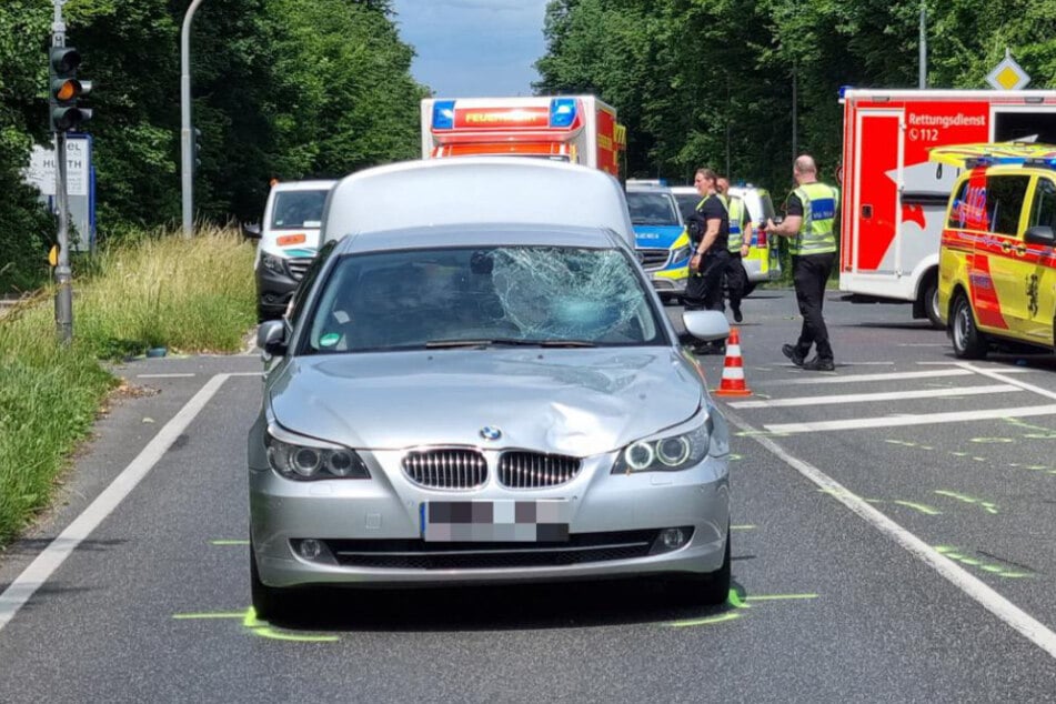 Dieser silberne BMW soll am Mittwoch in die Gruppe von Grundschulkindern gefahren sein.
