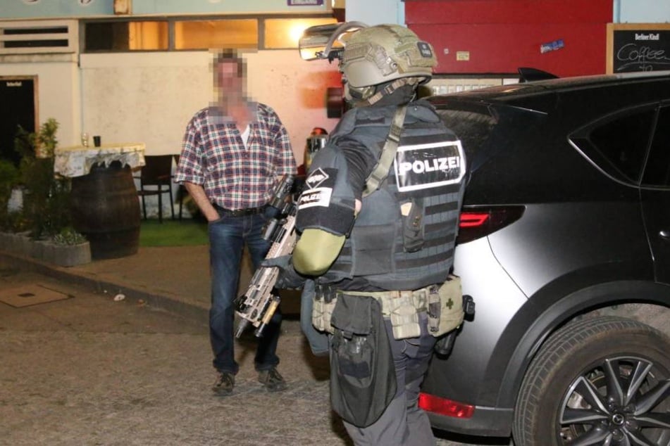 Ein schwerbewaffneter SEK-Beamter am Tatort im Märkischen Viertel.