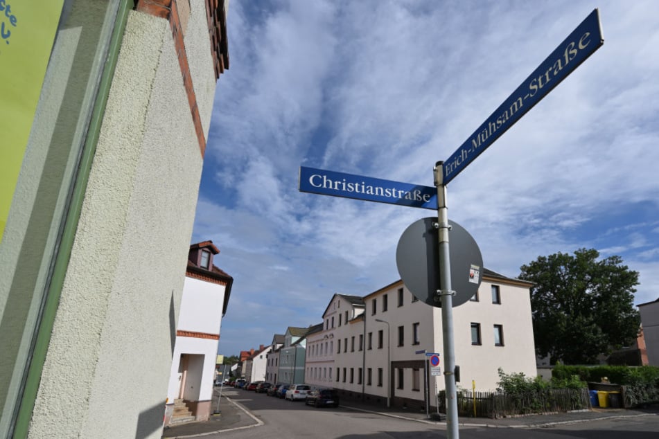 Vor einer Grundstückseinfahrt in der Erich-Mühsam-Straße wurde das Opfer blutend gefunden.