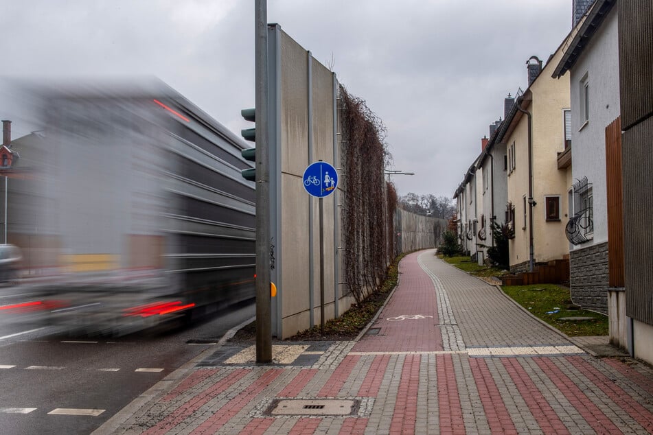 Entlang der Zschopauer Straße schützt eine Lärmschutzwand die Anwohner vor lautem Verkehr.