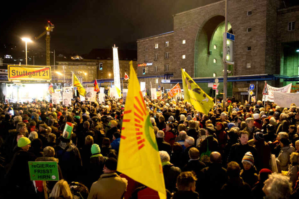 Im Dezember 2014 versammelten sich zur 250. Montagsdemo S21-Gegner vor dem Hauptbahnhof.