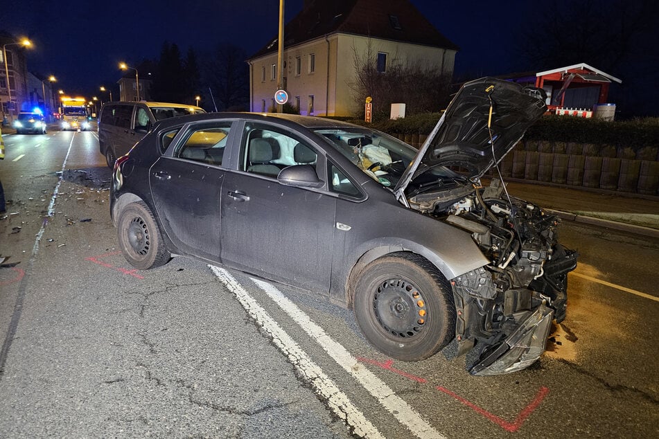 Unfall in Zwickau: Am Montag kollidierte ein Opel mit zwei anderen Autos.