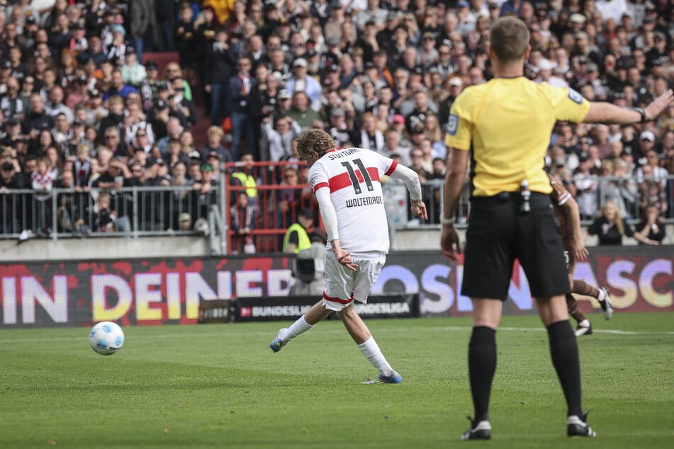 VfB-Stürmer Nick Woltemade (23) trat zum Elfmeter an und scheiterte an FCSP-Keeper Nikola Vasilj (29).