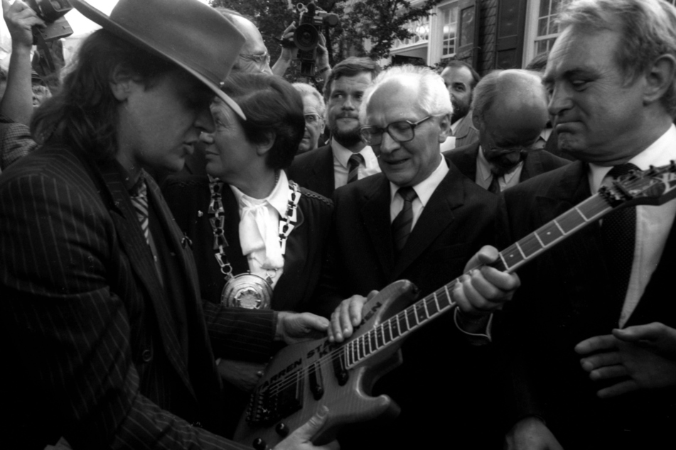 Udo Lindenberg überreichte dem DDR-Staatsratsvorsitzenden Erich Honecker 1987 im Beisein von NRW-Ministerpräsident Johannes Rau eine Gitarre in Wuppertal. Lindenberg trat als Künstler für die Wiedervereinigung ein.