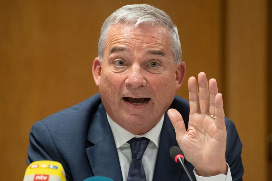 Plant, eine Vereinbarung zu unterzeichnen: Thomas Strobl.