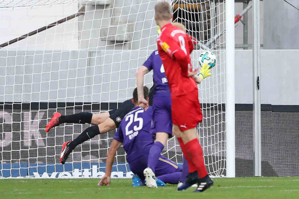 Alexander Mühling (8, Kiel) erzielte den Treffer zum 0:1.