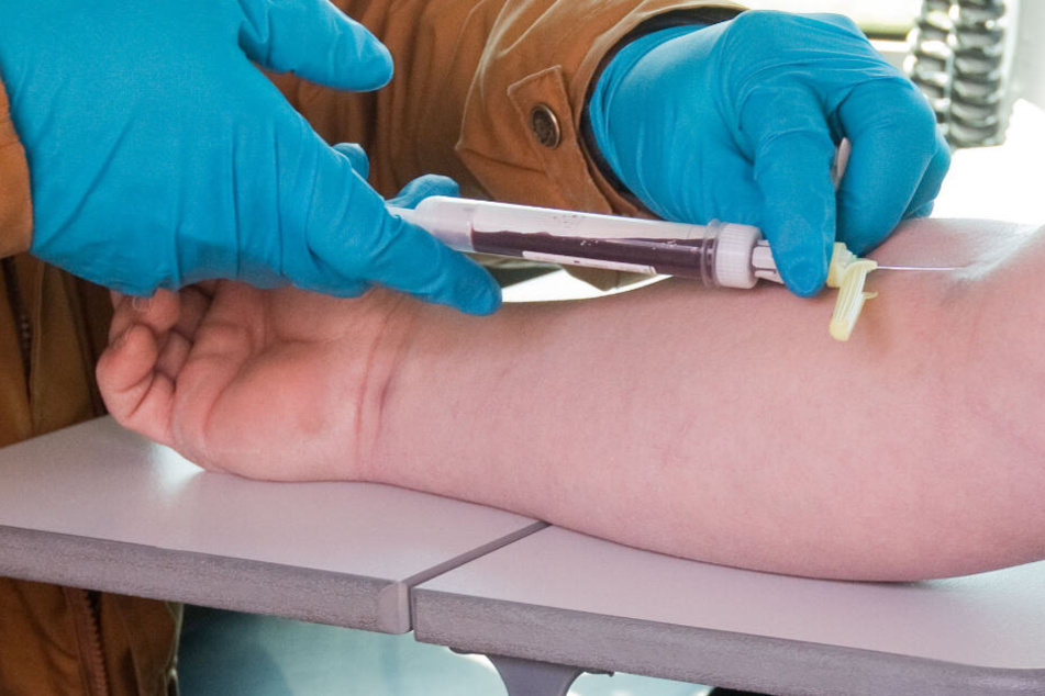 Der Frau wurde Blut abgenommen: Die 36-jährige war völlig betrunken. (Symbolbild)