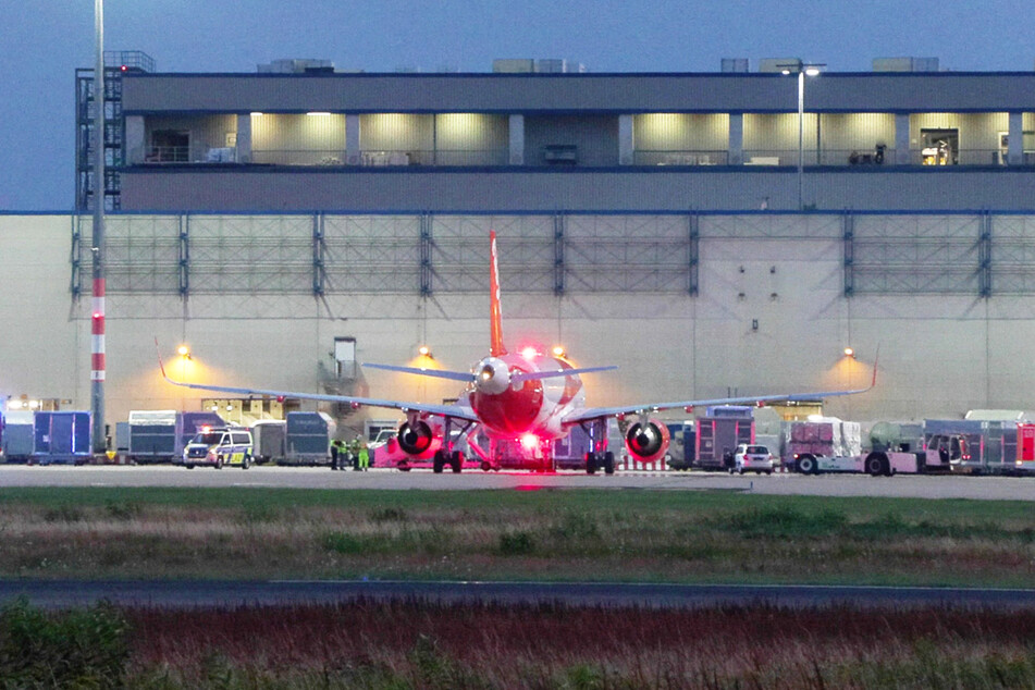 Gegen 21.30 Uhr landete der Airbus 320 sicher am Köln/Bonner Flughafen.