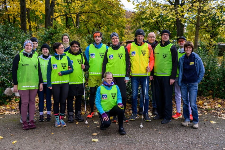 Künftige Laufguides und Sehbehinderte trafen sich im Stadtpark zu einer Schulung.
