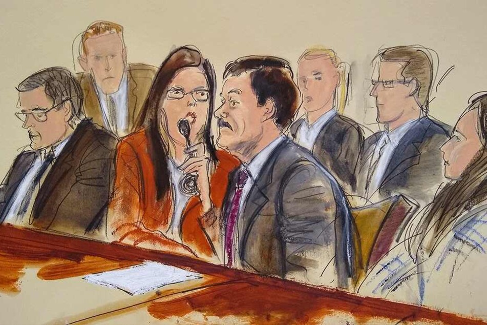 In dieser Skizze des Gerichtssaals erfährt El Chapo sein Urteil über eine Dolmetscherin während der Verkündung seines Strafmaßes.