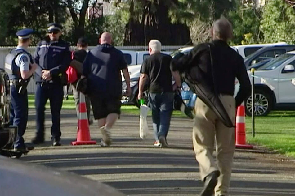 Dieses Bild zeigt Menschen, wie sie mitte Juli in Christchurch ihre Waffen zurückgeben. Landesweit gibt es 250 solcher Anlaufstellen.