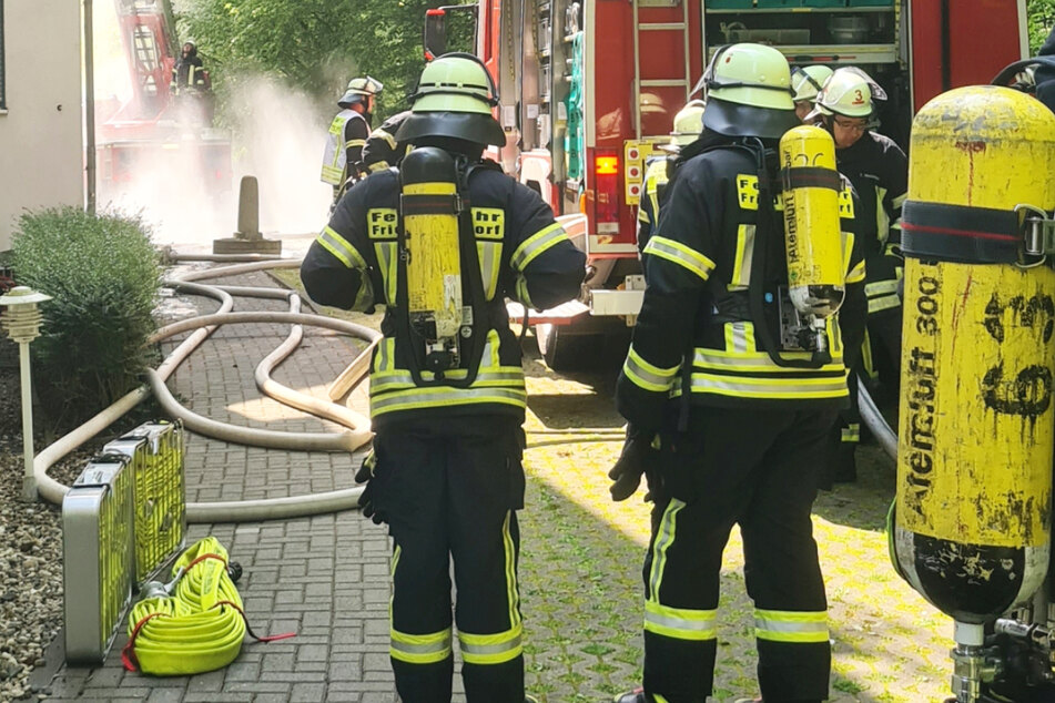 Insgesamt waren 63 Feuerwehr-Kräfte vor Ort, noch am Sonntagnachmittag konnte der Brand gelöscht werden.