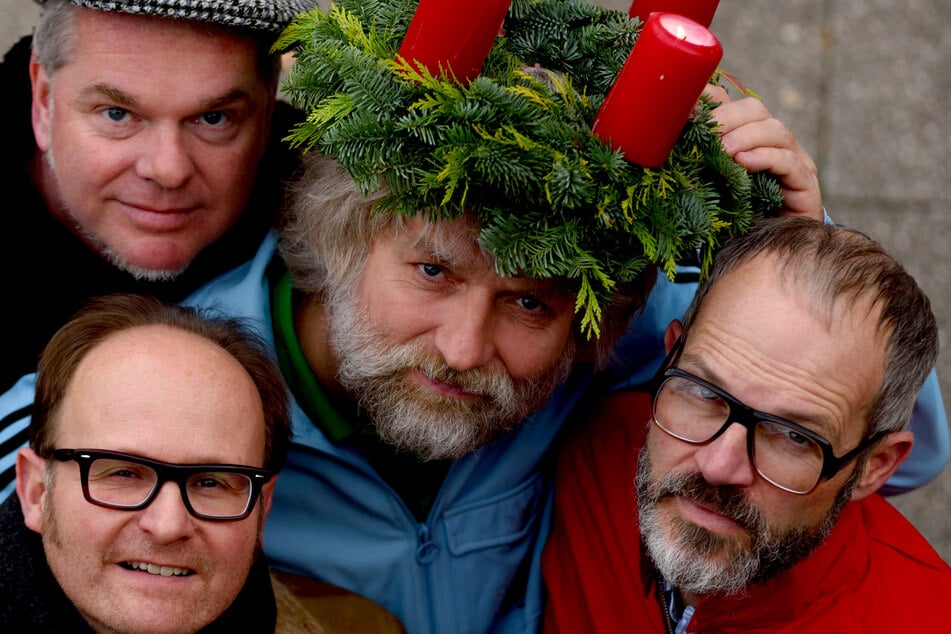 Seit 2006 veröffentlicht das Quartett jedes Jahr ein "Jahresendlied" heraus und geht damit mittlerweile auch auf Tour.