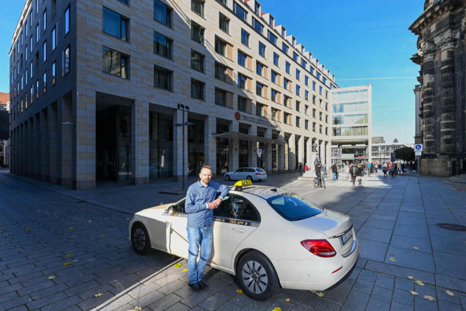 Bis hierhin und nicht weiter: Fährt Taxifahrer Alexander Noack (43) seine Gäste wie gewünscht bis vor das Hotel gegenüber der Kreuzkirche, riskiert er Knöllchen.