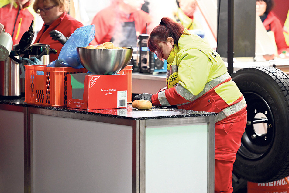 Würstchen im Brötchen sollte neue Energie für den Mega-Einsatz bringen.