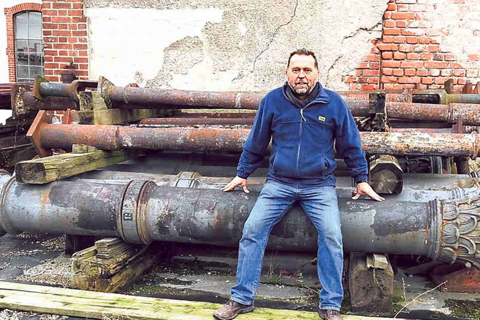 Vereins-Chef Uwe Bielefeld sitzt
auf den Guss-Säulen des alten
Bahnhofs Dresden-Neustadt.
Eine Säule wiegt eine Tonne.