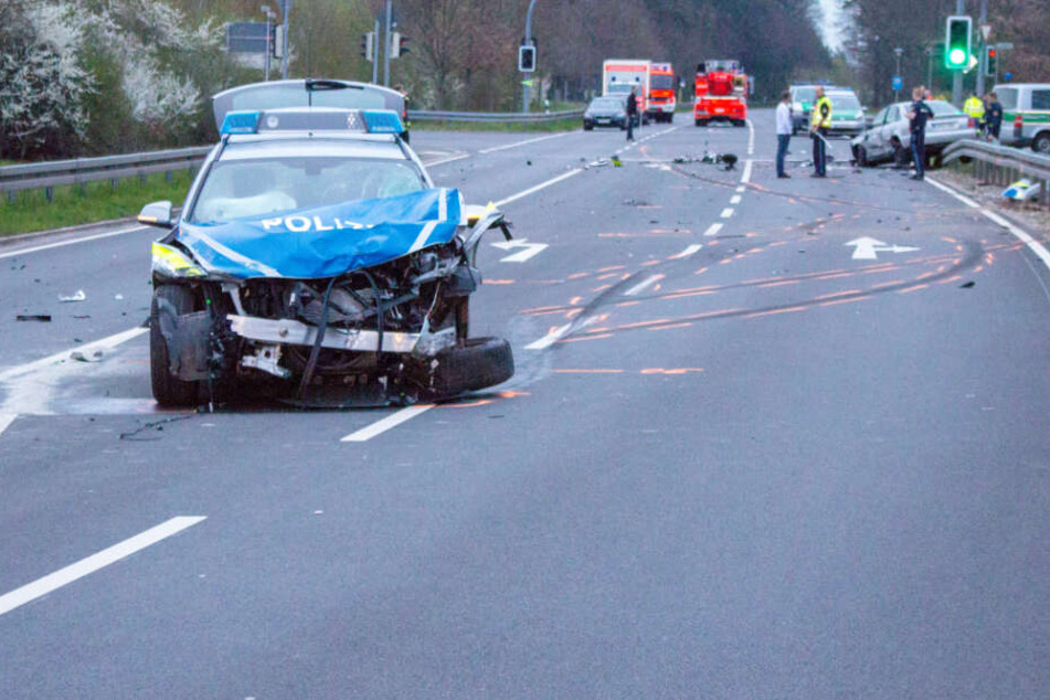 Der Streifenwagen war an einer Kreuzung mit einem Moped zusammengestoßen.