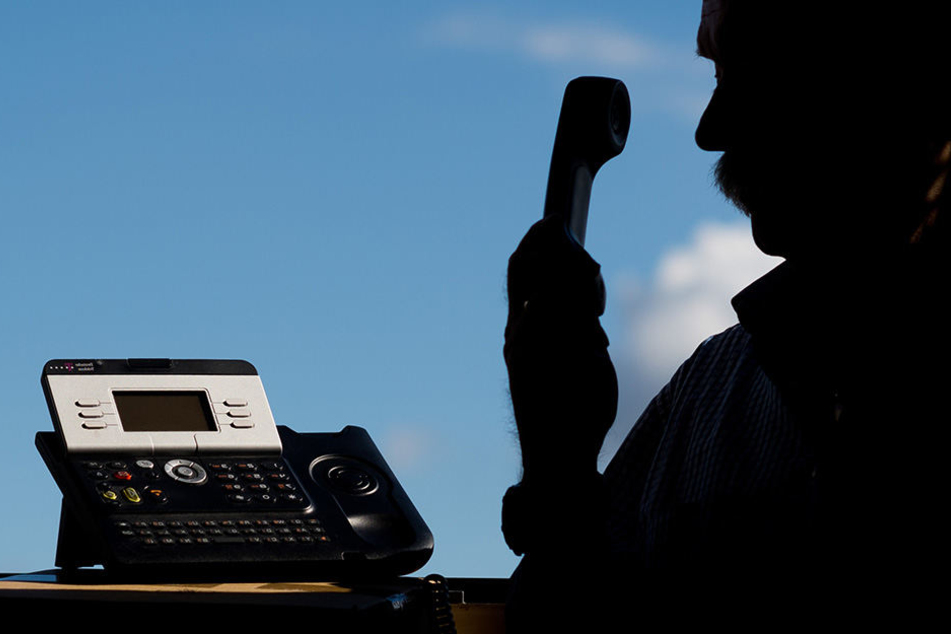 Ein Mann hat der Polizei am Telefon einen vermeintlichen Mord gestanden. (Symbolbild)