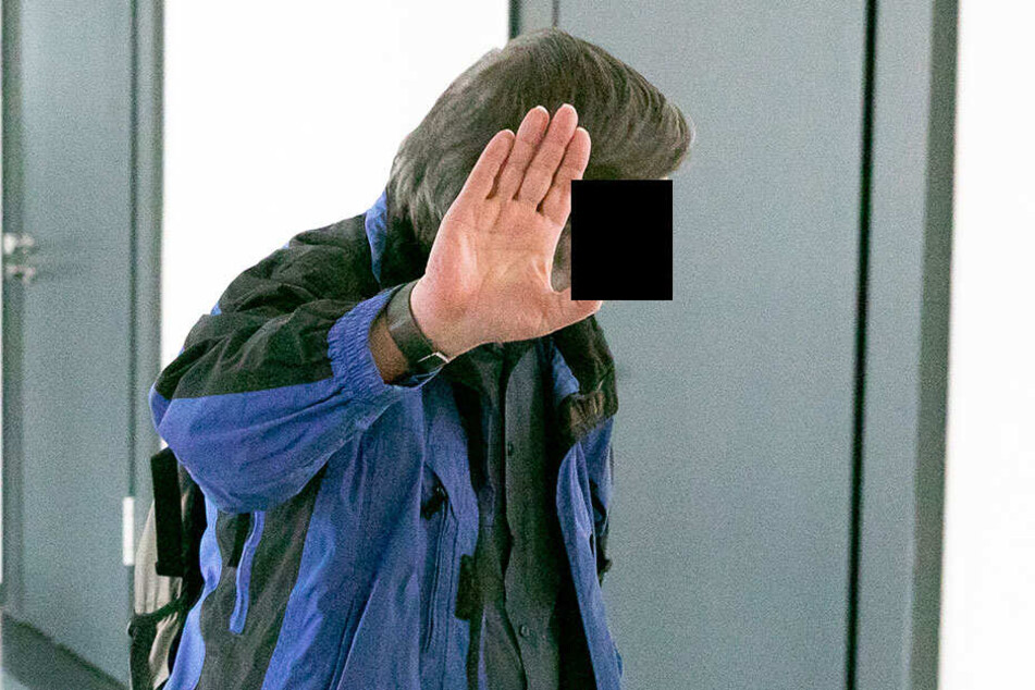 Ronald S. (62), Polizeihauptmeister in Pension, musste am Dienstag vor den Amtsrichter.