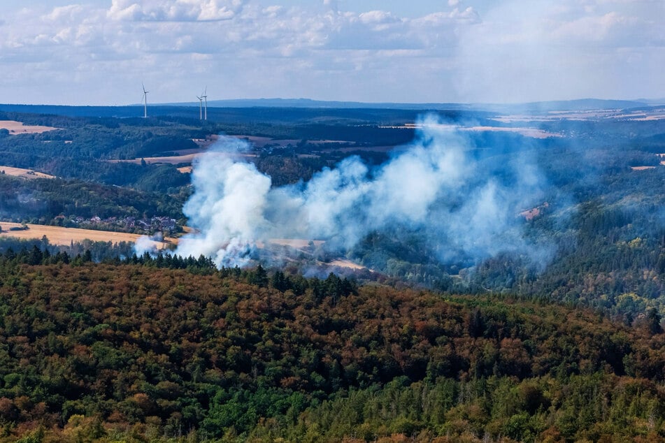 Rund 20.000 Quadratmeter Wald standen zwichenzeitlich bei Bad Schwalbach im in Flammen.