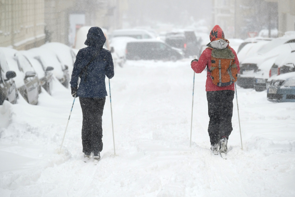 Zu Fuß gehen war gestern: In Leipzig sind seit Sonntag zahlreiche Menschen auf Skiern unterwegs.