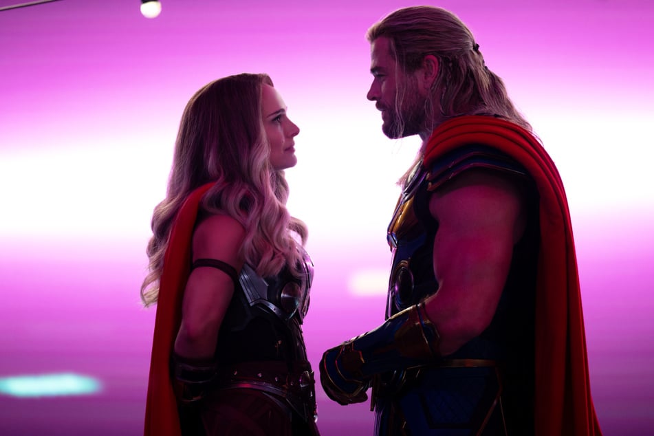 Zwischen Jane Foster (Natalie Portman, 41, l.) und Thor (Chris Hemsworth, 38) sprühen die Liebesfunken.