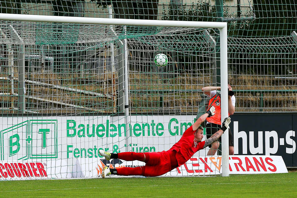 Zu platziert: BSG-Stürmer Manasse Eshele (nicht im Bild) ließ Altglienickes Keeper Leon Bätge beim Elfer keine Chance.