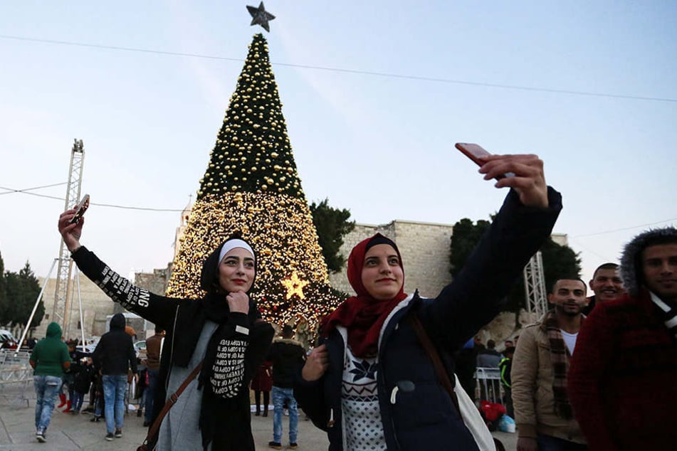 Tausende Pilger und Touristen aus der ganzen Welt feiern jährlich den Heiligen Abend mit Einheimischen in Bethlehem.