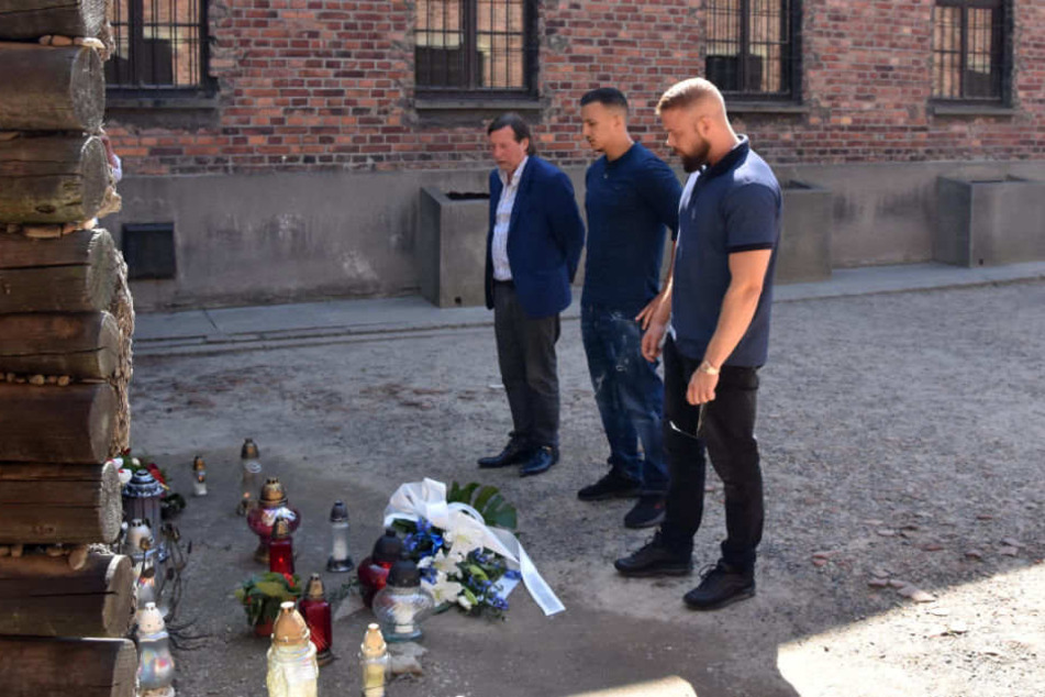 Die beiden Rapper stehen vor der Todeswand.