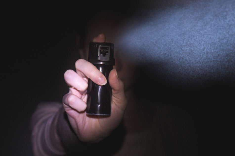 Der Täter konnte nach der Pfefferspray-Attacke fliehen, wurde aber später festgenommen. (Symbolbild).