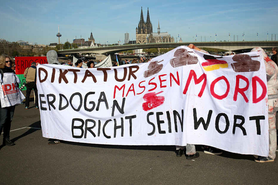 Mit Plakaten protestierten die Menschen gegen den türkischen Präsidenten.