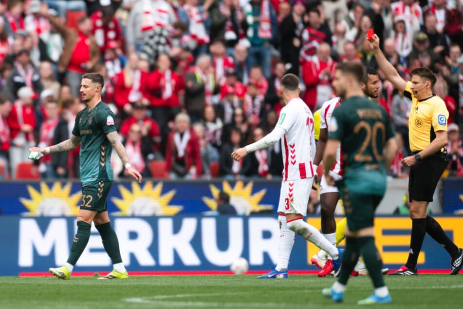 Mitte der ersten Hälfte war das Spiel für Werder-Kapitän Marco Friedl (l.) nach einer Notbremse vorbei.